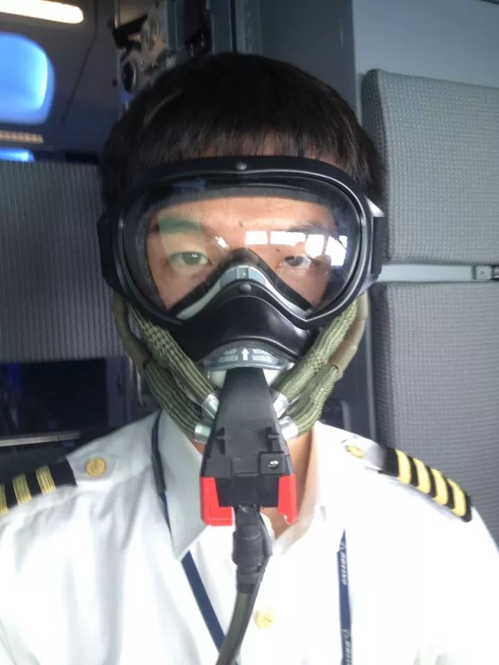 他们拼命戴上了氧气面罩如果戴不上的话就真的完了戴上之后,身上还是